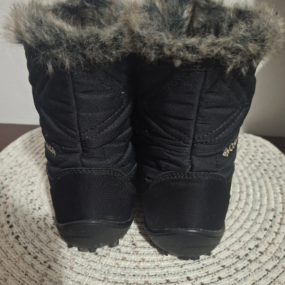 Columbia Black Quilted Winter Boots with Faux Fur Size 9.